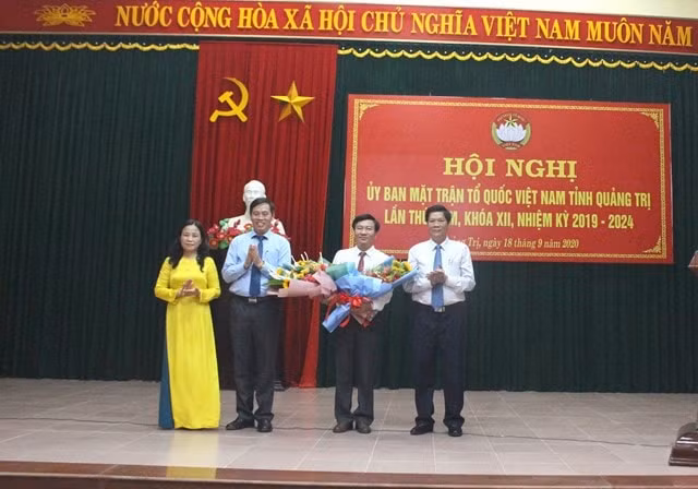 Tân Chủ tịch Ủy ban MTTQ Việt Nam tỉnh Quảng Trị Đào Mạnh Hùng (thứ 2, phải sang). Ảnh: internet.