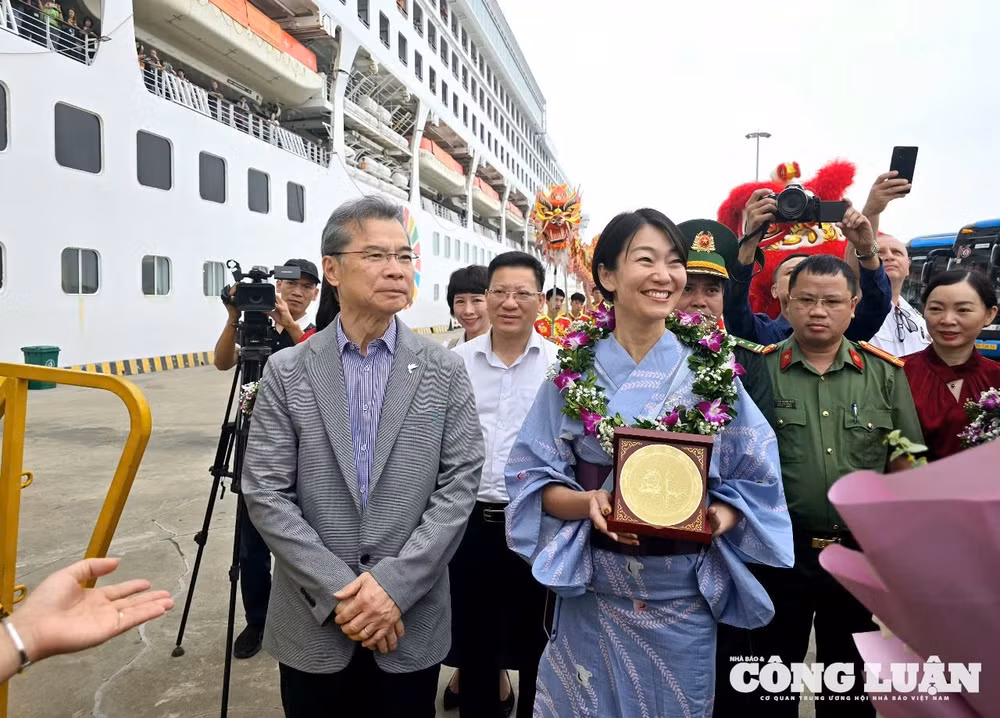 anh-6-tau-du-lichh-nhat-ban-den-ha-long.jpg