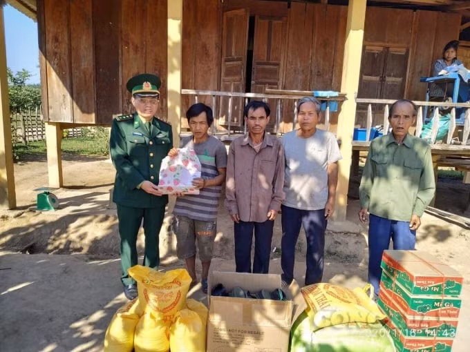 Thượng tá Nguyễn Xuân Linh, Chính trị viên Đồn cửa khẩu La Lay trao quà cho nhân dân.