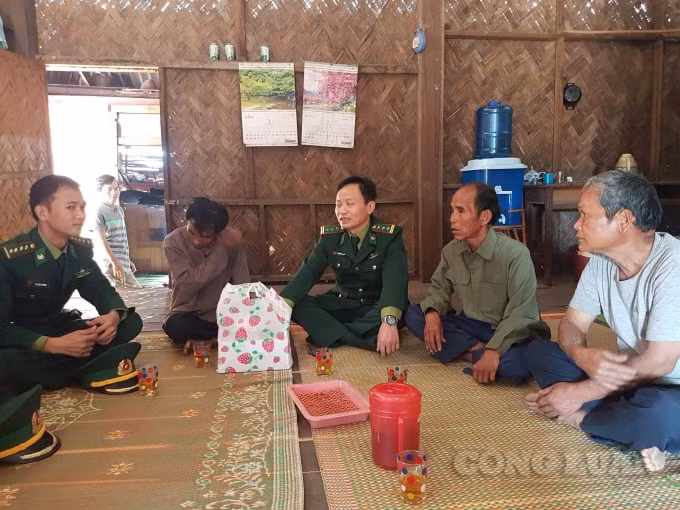 Bà con rất vui mừng khi được nhận quà.