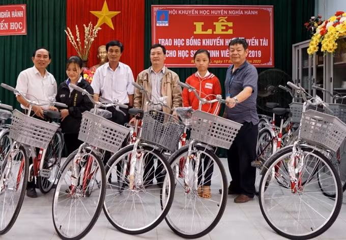 Đại diện Truyền thông BSR trao quà Tết tại Nghĩa Hành