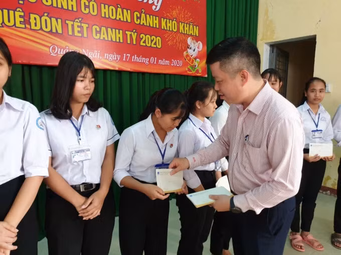 Chánh Văn phòng Bùi Xuân Dương trao quà tết cho các em học sinh nghèo