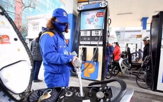 Giá xăng giảm nhẹ từ 15h chiều hôm nay. Ảnh minh họa.
