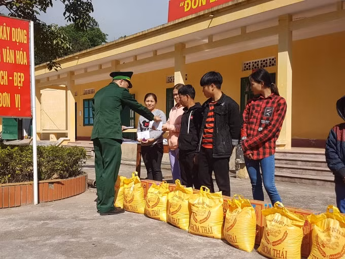 BĐBP tặng quà cho bà con nghèo biên giới.