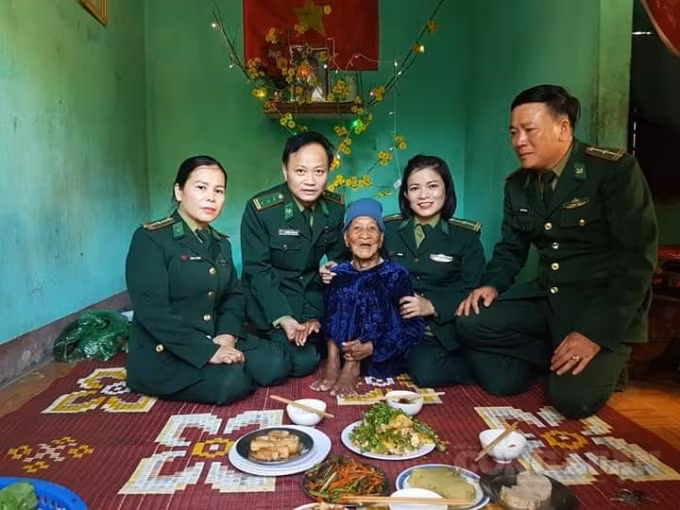 BĐBP ăn bữa cơm tất niên cùng mẹ Thung.