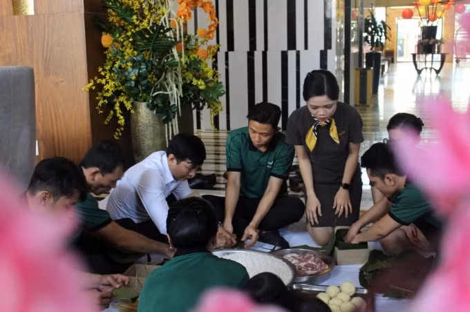 Nguyên liệu từ vỏ đỗ, lá dong, gạo… đều được khách sạn chuẩn bị kĩ lưỡng và đảm bảo