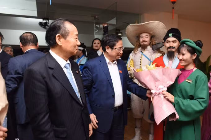 Ông Phạm Minh Chính tặng hoa động viên diễn viên show diễn 