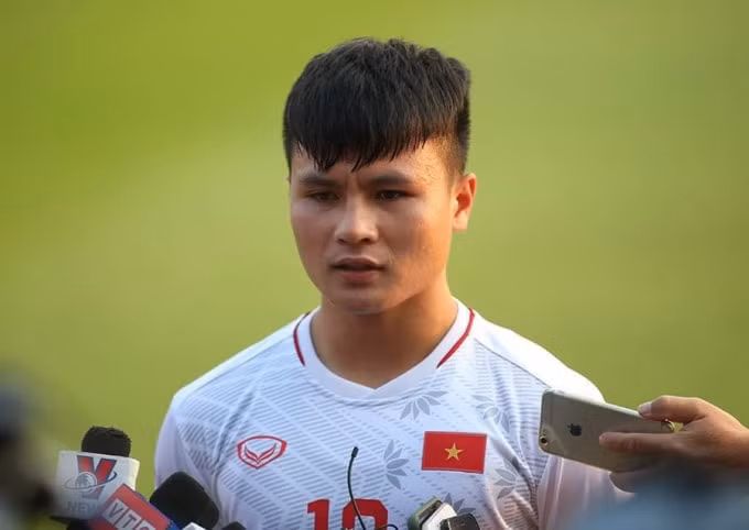 Quang Hải trả lời phỏng vấn trước trận đấu với U23 Triều Tiên. Ảnh: Hoàng Dương