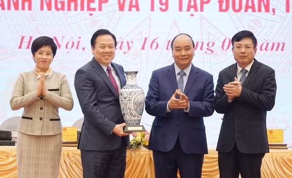 Thủ tướng Nguyễn Xuân Phúc tặng quà cho Ủy ban Quản lý vốn Nhà nước tại doanh nghiệp. Ảnh: VGP