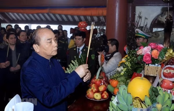 Thủ tướng Nguyễn Xuân Phúc dâng hương tưởng niệm Chủ tịch Hồ Chí Minh tại Đền thờ Bác Hồ trên Đỉnh Vua, Vườn quốc gia Ba Vì, Hà Nội. Ảnh: TTXVN