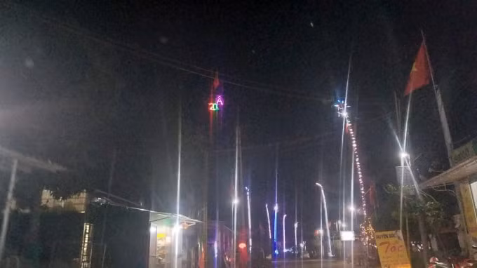 Những cây nêu nhiều màu sắc được dựng lên từ đầu làng đến cuối xóm ở làng quê Hà Tĩnh.