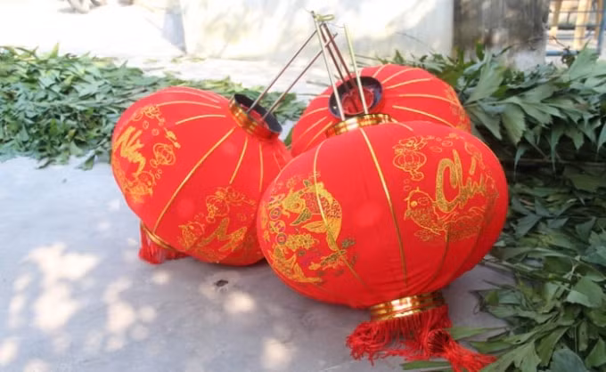 Cùng những chiếc đèn lồng được treo trên ngọn cây nêu.