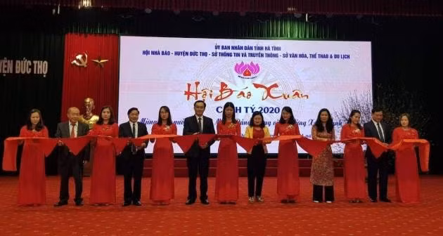 Các đại biểu cắt băng khai mạc Hội báo Xuân Canh Tý năm 2020