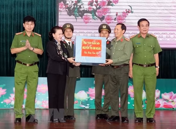 Chủ tịch Quốc hội Nguyễn Thị Kim Ngân tặng quà Công an tỉnh Đắk Lắk. Ảnh: TTXVN