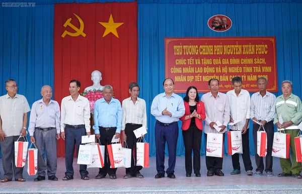 Thủ tướng Nguyễn Xuân Phúc tặng quà các gia đình chính sách. Ảnh: VGP
