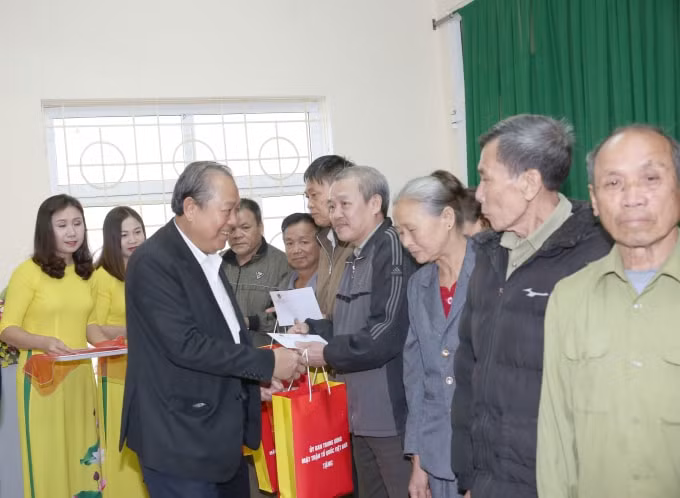 Phó Thủ tướng Trương Hòa Bình trao quà Tết cho các gia đình chính sách huyện Thọ Xuân. Ảnh: VGP