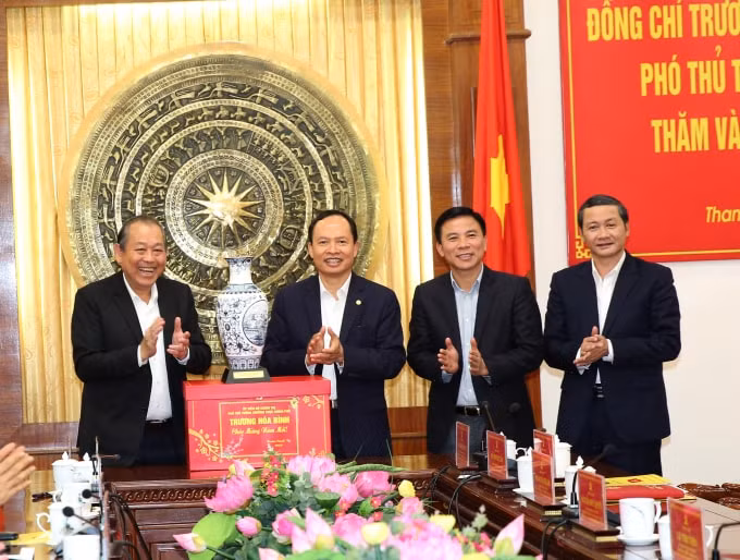Phó Thủ tướng Trương Hòa Bình tặng quà lưu niệm cho lãnh đạo tỉnh Thanh Hóa. Ảnh: VGP