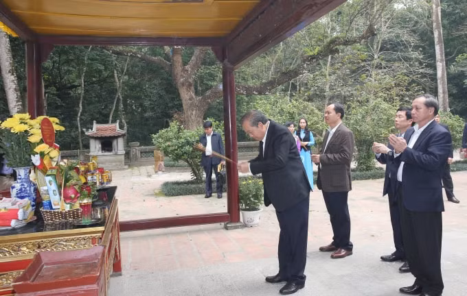 Nhân dịp này, Phó Thủ tướng đã đến dâng hương tại Di tích lịch sử quốc gia đặc biệt Lam Kinh tại huyện Thọ Xuân. Ảnh: VGP