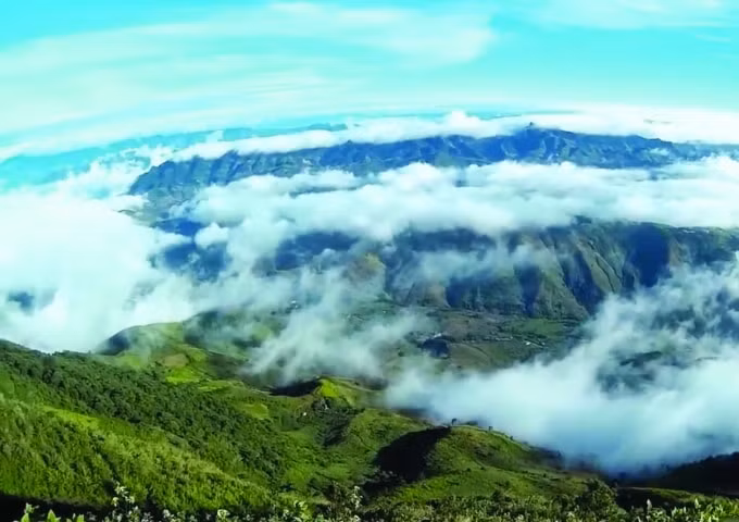 Săn mây trên đỉnh Tà Xùa.