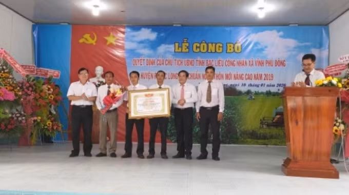 Lãnh đạo tỉnh Bạc Liêu trao Quyết định công nhận xã Vĩnh Phú Đông đạt chuẩn nông thôn mới nâng cao