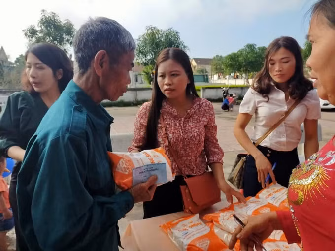 Người dân chỉ việc xuất phiếu sẽ được người phụ trách gian hàng lấy sản phẩm giao tận tay mà không phải mất tiền mua.