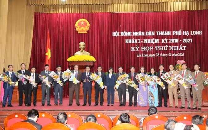 Lãnh đạo tỉnh tặng hoa chúc mừng các đồng chí nhận chức danh chủ chốt mới. Ảnh: Đỗ Phương.
