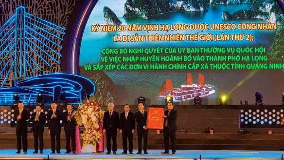 Phó Chủ tịch Quốc hội Uông Chung Lưu trao Nghị quyết của Ủy ban Thường vụ Quốc hội về việc sáp nhập Hoành Bồ vào TP Hạ Long. Ảnh do Sở TTTT Quảng Ninh cung cấp.