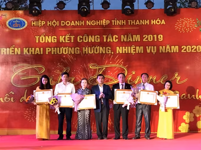Lãnh đạo UBND tỉnh Thanh Hoá trao Bằng khen cho các cá nhân, tập thể đạt thành tích xuất sắc
