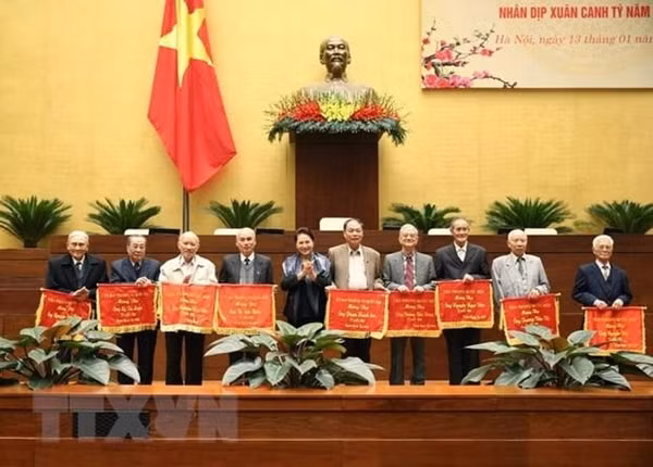 Chủ tịch Quốc hội Nguyễn Thị Kim Ngân tặng bức trướng chúc Tết nguyên lãnh đạo, cán bộ, viên chức cơ quan Quốc hội đã nghỉ công tác. Ảnh: TTXVN