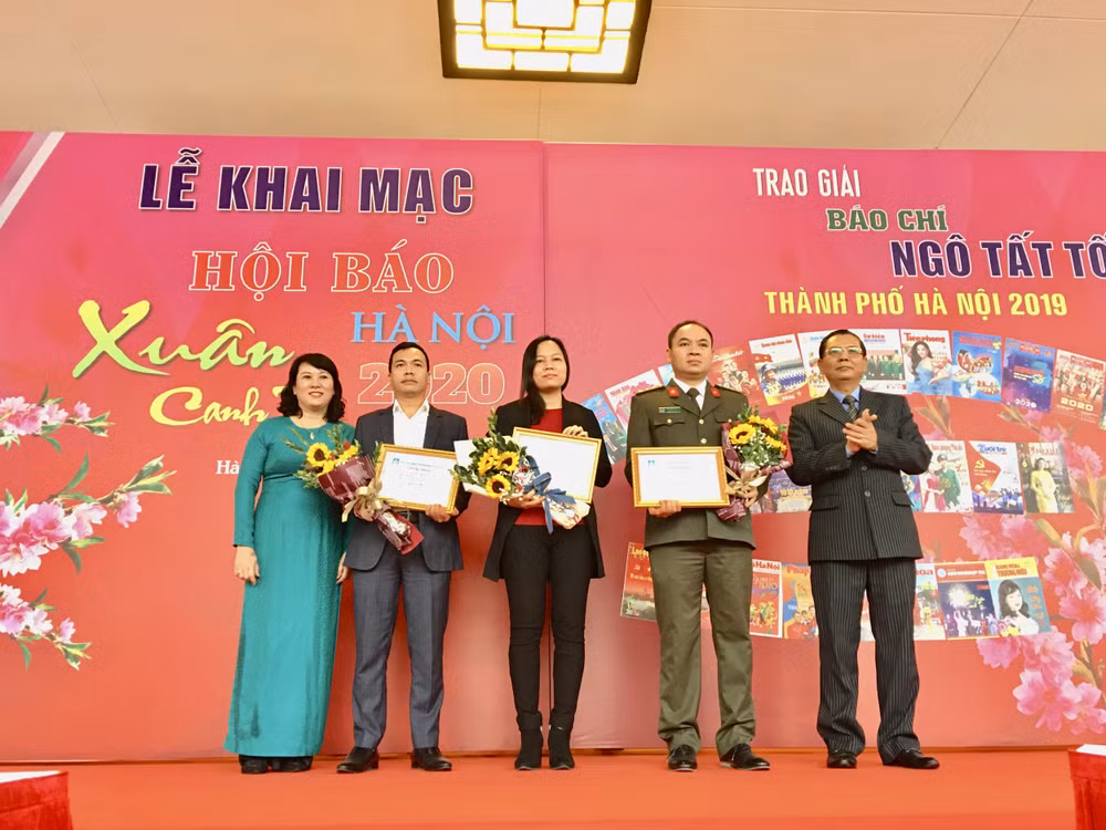 Các tác giả, nhóm tác giả được trao giải Nhì. Ảnh: Hoàng Huy