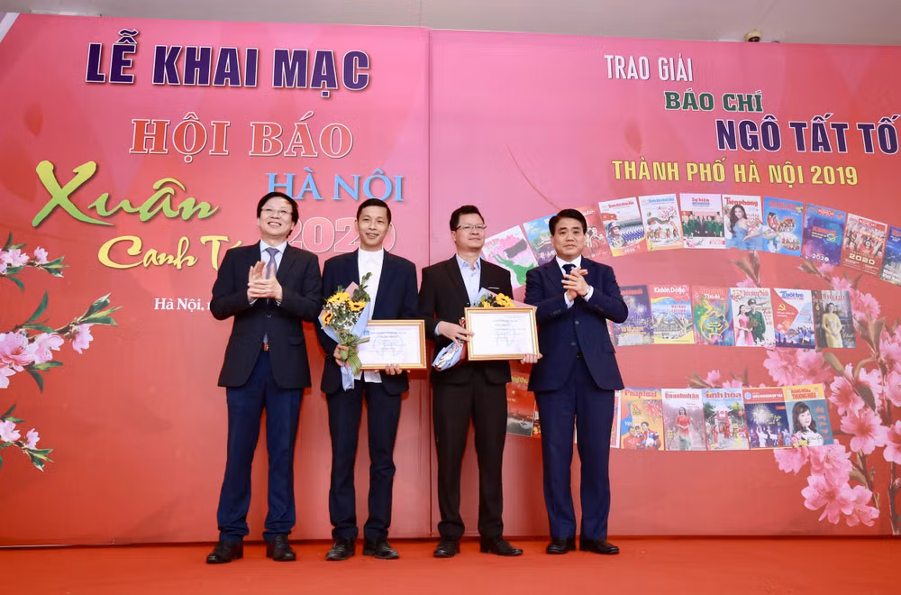 Các tác giả, nhóm tác giả được trao giải Nhất. Ảnh: Hoàng Huy