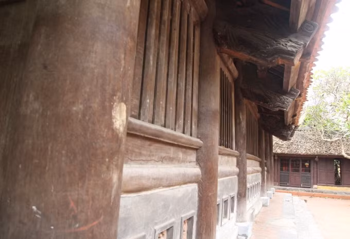 Bộ khung cột kiên cố xung quanh gian chính của đình. Ảnh: Thủy Tiên
