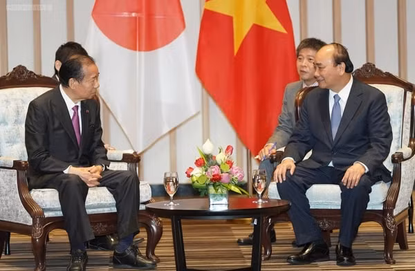Thủ tướng Nguyễn Xuân Phúc tiếp Tổng thư ký Đảng Dân chủ Tự do Nhật Bản, Chủ tịch Liên minh Nghị sĩ hữu nghị Nhật - Việt Nikai Toshihiro. Ảnh: VGP