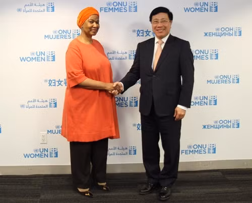 Phó Thủ tướng Phạm Bình Minh và Giám đốc Chấp hành Cơ quan Phụ nữ LHQ Phumzile Mlambo-Ngcuka. Ảnh: BNG