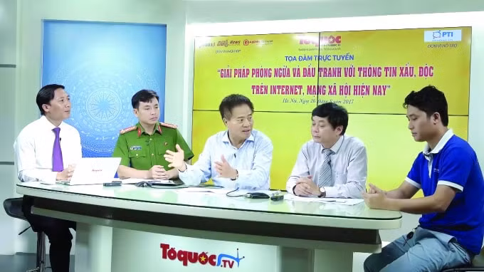 Nhà báo Nguyễn Thanh Liêm (áo trắng ngoài cùng bên trái )trao đổi với các khách mời trong Tọa đàm trực tuyến.