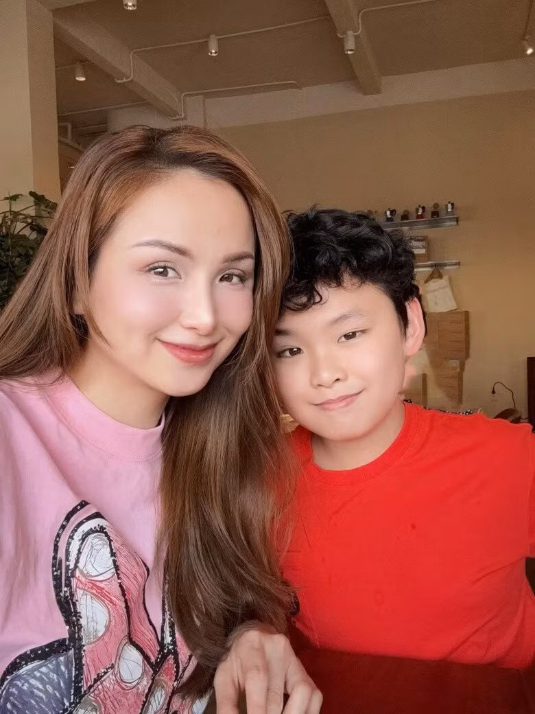 Nàng hậu đưa theo con trai đi định cư ở Canada, Noah sớm thích nghi với môi trường mới.