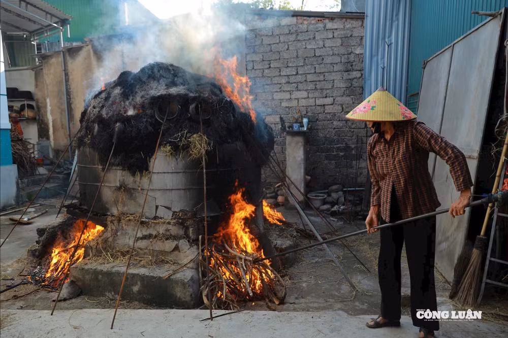 Để gốm chín đều, người thợ phải biết cách “xem lửa” mới biết thời điểm nào là dừng nung.