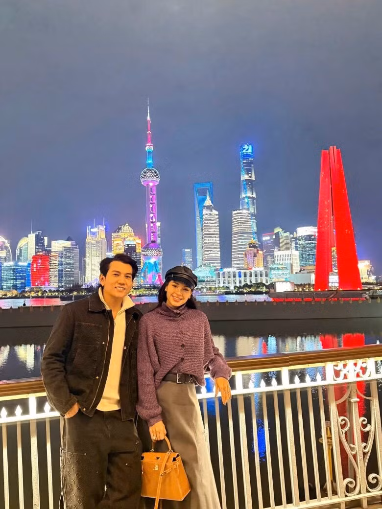 Lý Bình - Phương Trinh Jolie hẹn hò đón năm mới ở Thượng Hải.