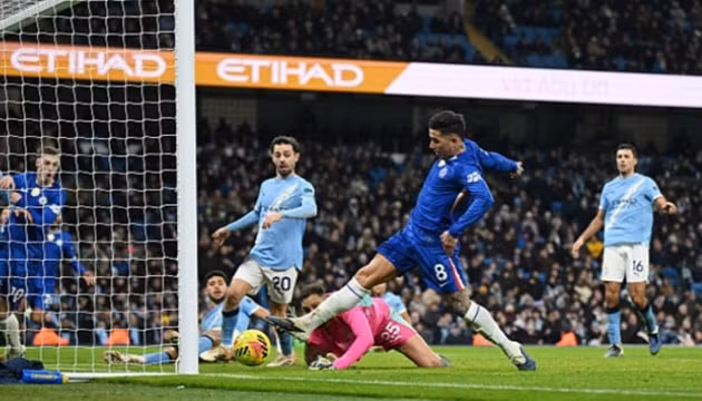 Enzo Fernandez gỡ hòa cho Chelsea ở những phút bù giờ.