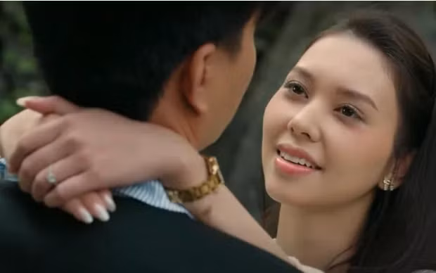 Nhân vật Duyên trong trạng thái mất kiểm soát khi thấy Hiếu theo đuổi Tú.