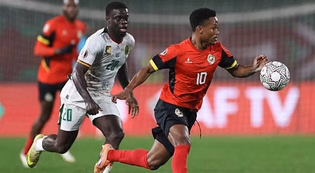 Cameroon thắng ngược Mozambique với tỷ số 2-1.