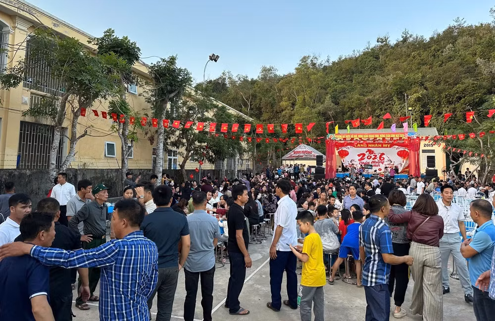 Người dân làng Nhân Mỹ trong bữa tiệc đầu năm mới (ảnh Hoàng Ngoan)
