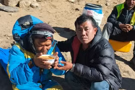 Sống sót kỳ diệu sau gần một tuần mất tích trên Everest