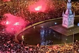 Sập đài phun nước trong lễ ăn mừng vô địch World Cup 2026 tại Tây Ban Nha, một thiếu niên tử vong