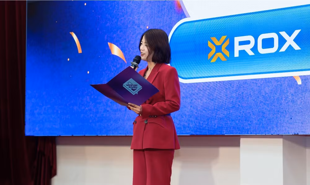 Bà Nguyễn Hải Hà, Giám đốc Truyền thông và thương hiệu ROX Group phát biểu tại cuộc thi Global Highschool Business Competition 2026
