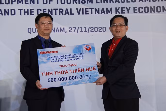 Báo Người Lao Động đóng góp, hỗ trợ người dân các tỉnh bị thiên tai bão lũ.