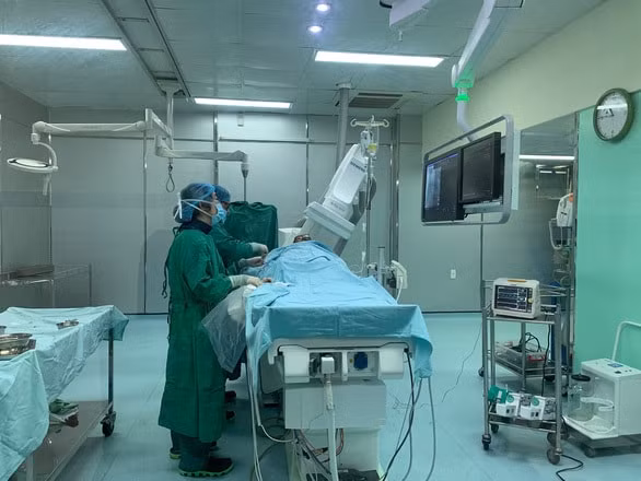 Các bác sĩ đang thực hiện cứu cho người bệnh. Ảnh: doisongvietnam.vn