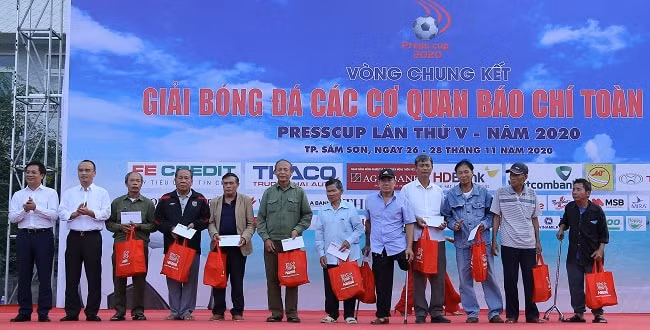 BTC Vòng chung kết Press Cup 2020 đã trao quà cho 10 gia đình chính sách tại TP. Sầm Sơn.