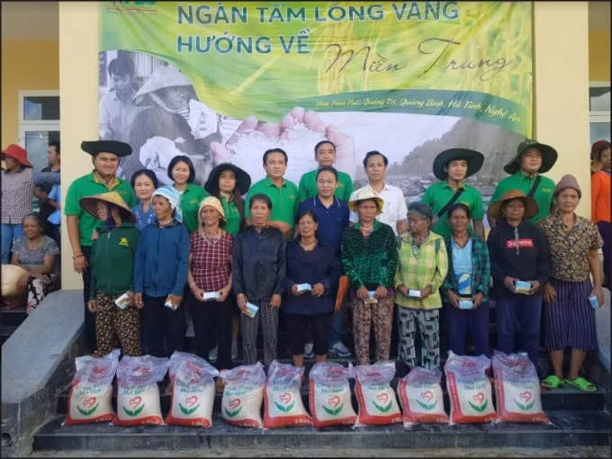 Nhóm thiện nguyện của ADC Group đã phối hợp cùng Cậu lạc bộ Báo chí thường trú Huế (Hue RFC) trao quà cho bà con bị ảnh hưởng do bão lũ tại 5 tỉnh miền Trung.