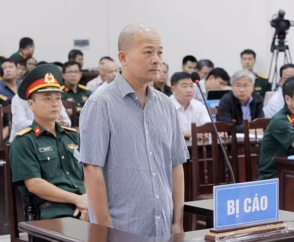 Bị cáo Đinh Ngọc Hệ (Út “trọc”) bị khởi tố trong vụ án “vi phạm quy định về quản lý, sử dụng tài sản nhà nước gây thất thoát, lãng phí, xảy ra tại Công ty Yên Khánh